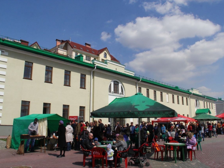 Более 40 торговых точек организуют в местах проведения праздничных гуляний в Омске #Экономика #Омск